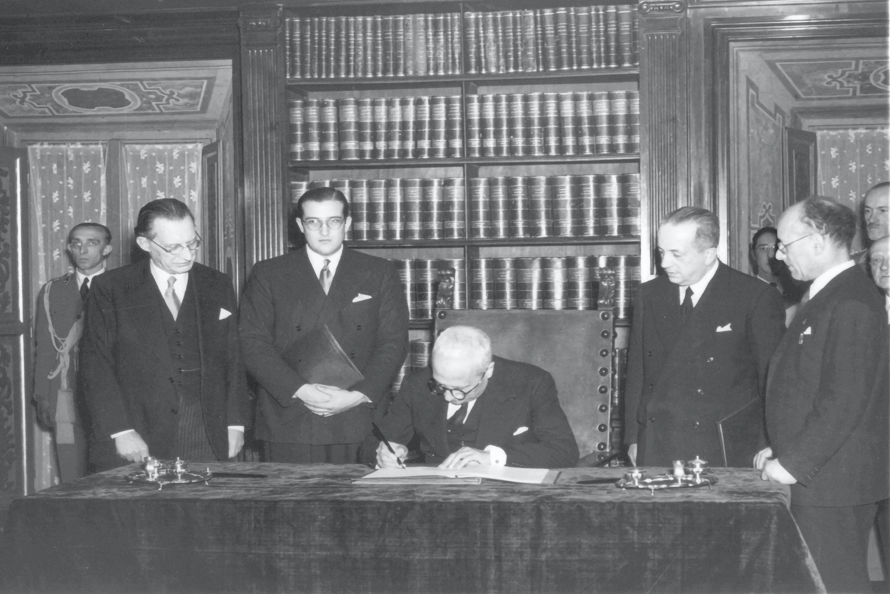 Enrico De Nicola firma la Costituzione · Palazzo Giustiniani · 27 dicembre 1947